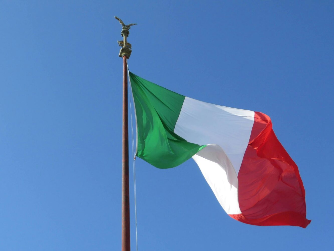 Sondaggi post-referendum 2026: il centrodestra tiene la barra. Ora serve un rilancio sui valori nazionali.